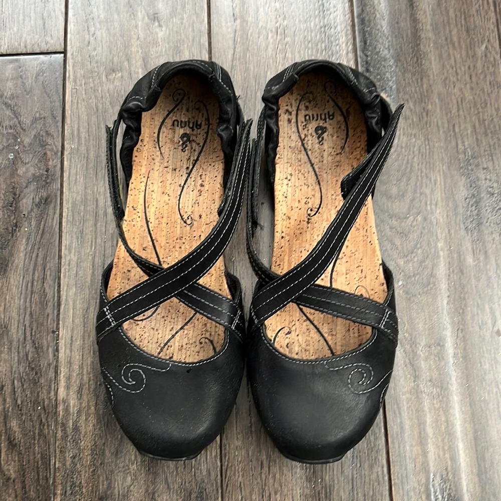 Ahnu Karma Latitude Women’s Black Leather Flats size 7